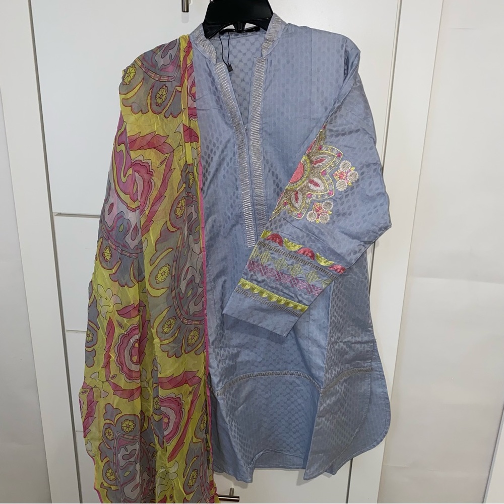 Khaadi Kurti with dupatta embroidered sleeves